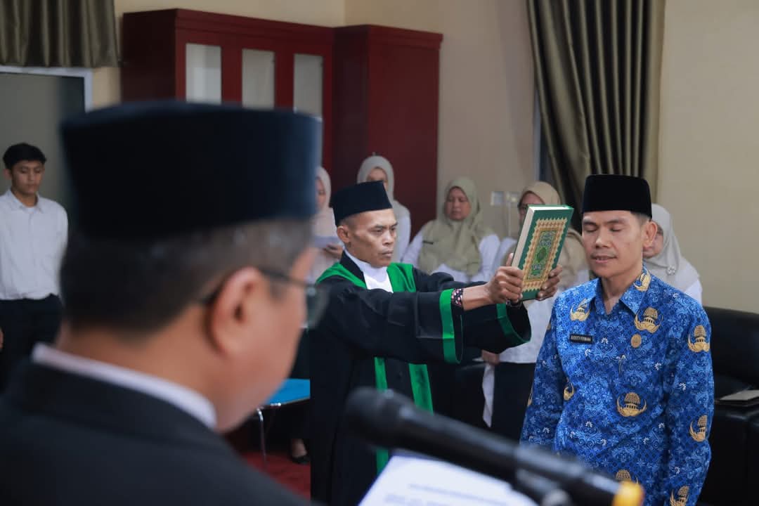 Wabup Ahmad Fadly saat mengambil sumpah pejabat yang dilantik.